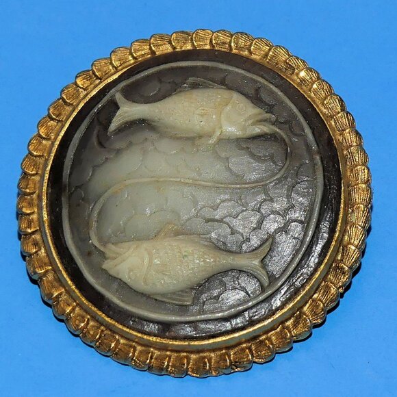 Vintage Pisces Zodiac Brooch Pin Black Cameo Gold Tone Frame Astrology Horoscope - Picture 1 of 6